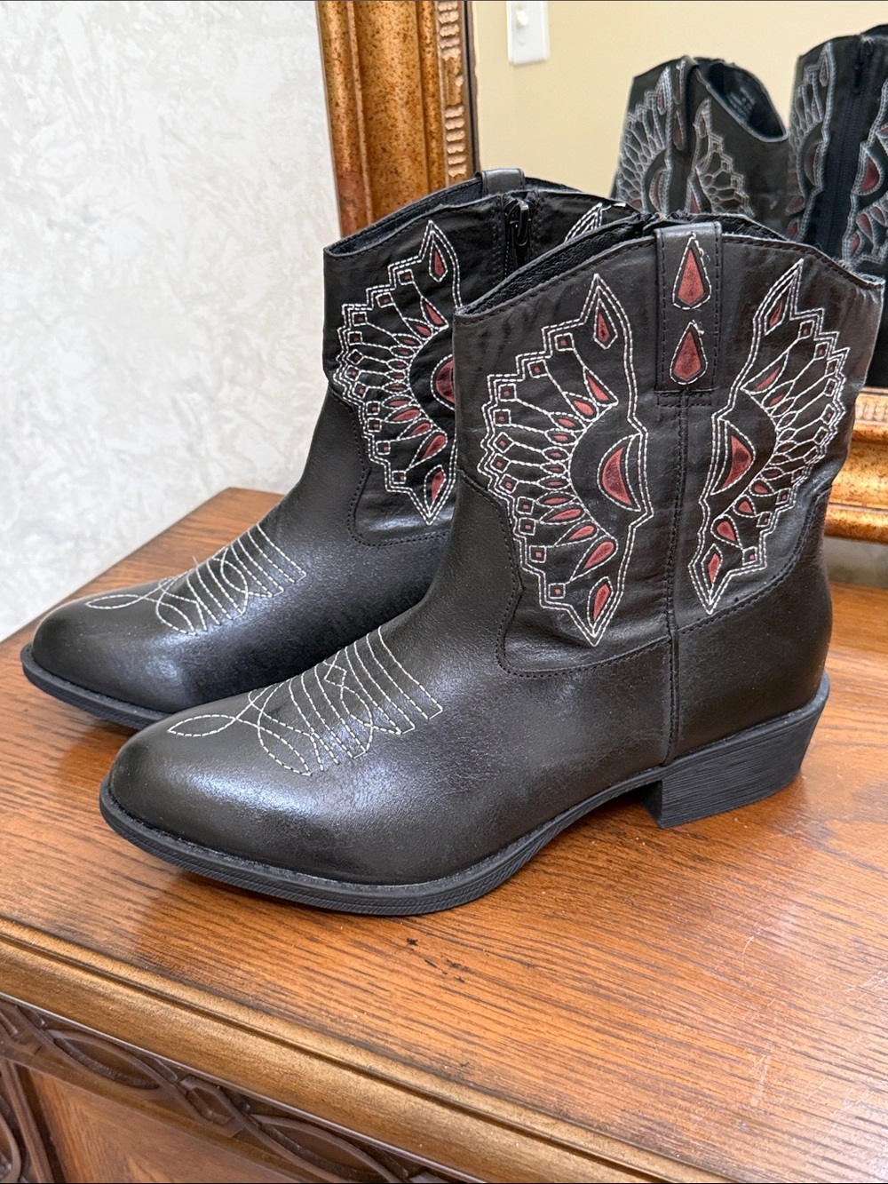 NWOT Coconuts by Matisse Women's Black Embroidered Western Boots. Size 9. - Picture 2 of 12